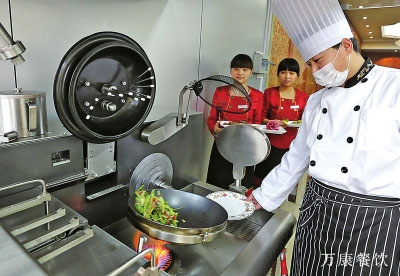 學校(xiào)食堂現(xiàn)炒菜機(jī)器(qì)人(rén) 将改變未來(lái)廚房(fáng)